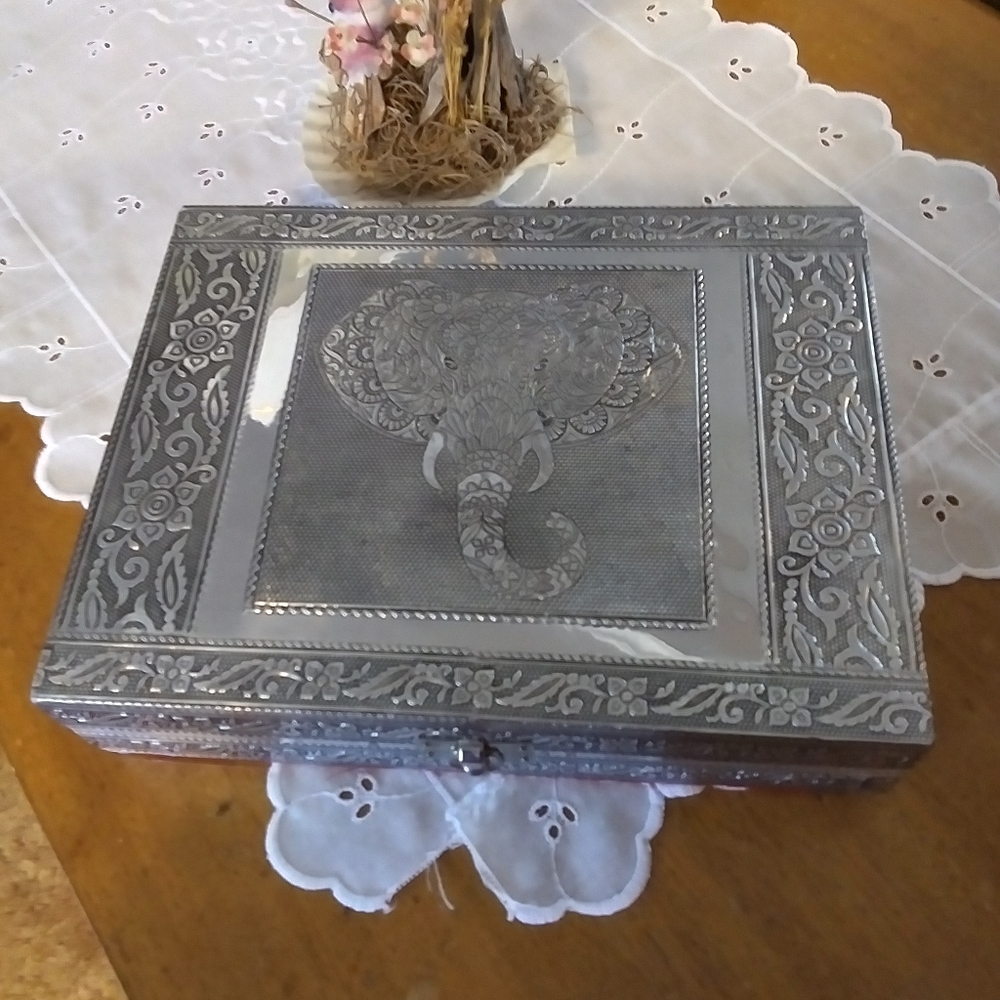 Ring box
